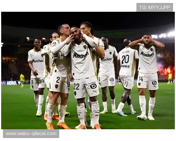 巴黎德比险胜，但球队仍距榜首朗斯1分，争冠压力增大。